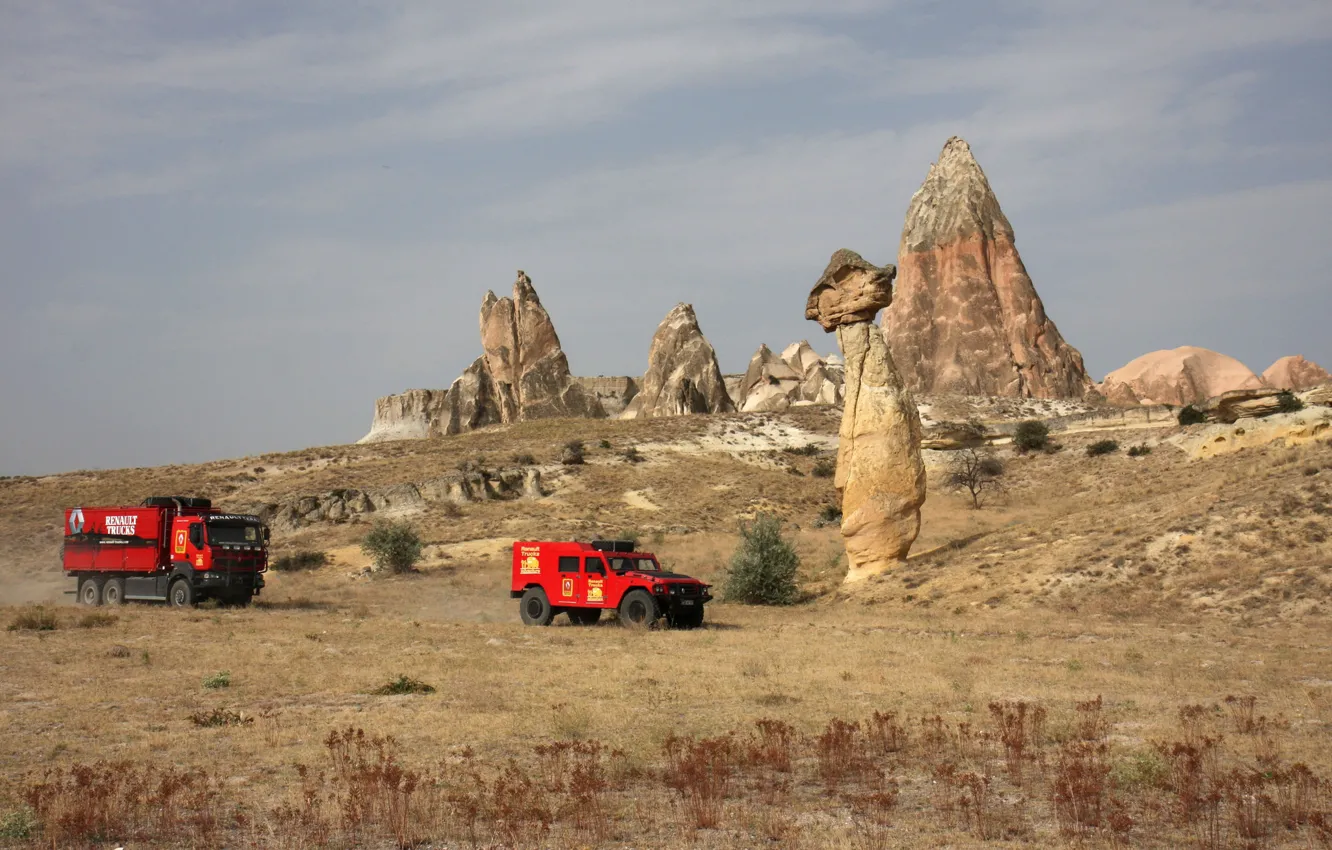 Фото обои скалы, растительность, равнина, внедорожник, грузовик, красные, Renault, Sherpa, Renault Trucks, Kerax
