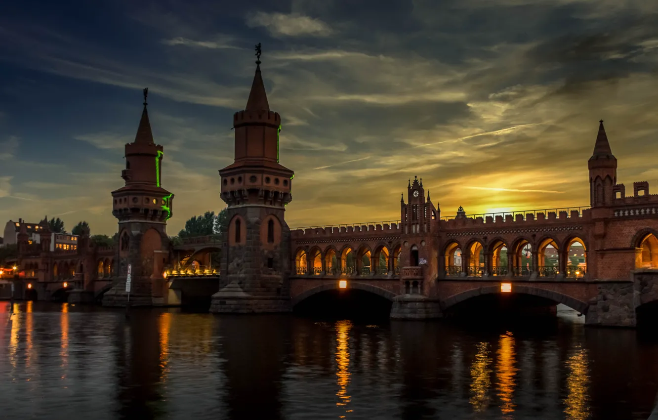 Фото обои мост, город, река, вечер, Германия, освещение, башни, Берлин, Шпрее, Обербаумбрюкке