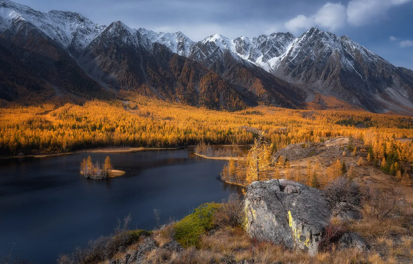 Фото обои осень, лес, небо, облака, деревья, горы, озеро, камни, скалы, склоны, вершины, высота, желтые, дымка, Россия, …