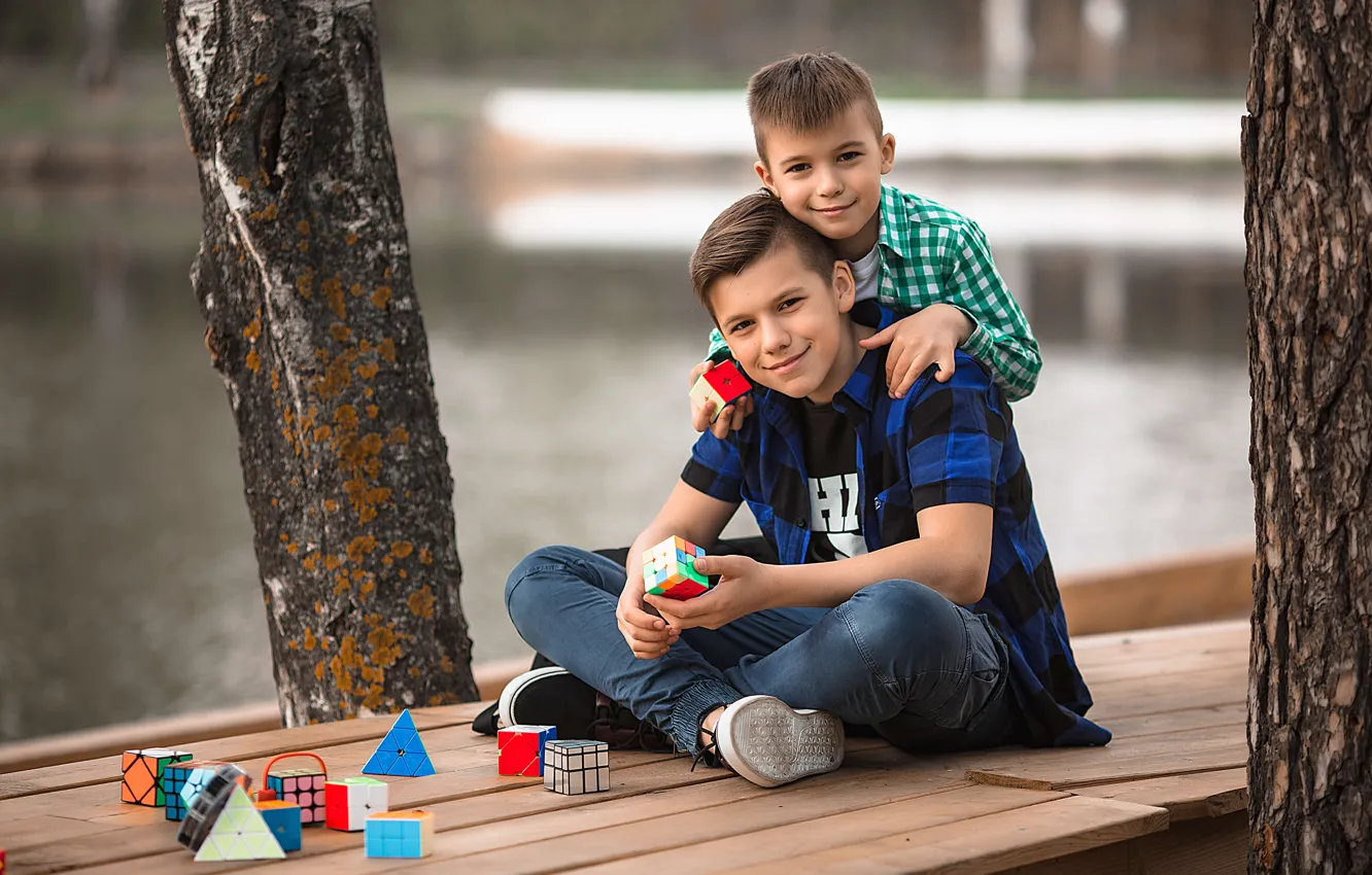 Фото обои дети, братья, мальчики, подросток, Владимир Васильев, головоломки, кубики Рубика