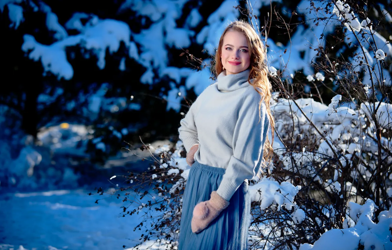 Фото обои зима, девушка, снег, улыбка, юбка, шатенка, локоны, варежки, свитер, Наталья Данильченко