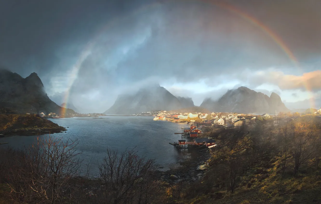 Фото обои вода, облака, свет, горы, природа, озеро, дома, радуга, Dariusz Bruhnke