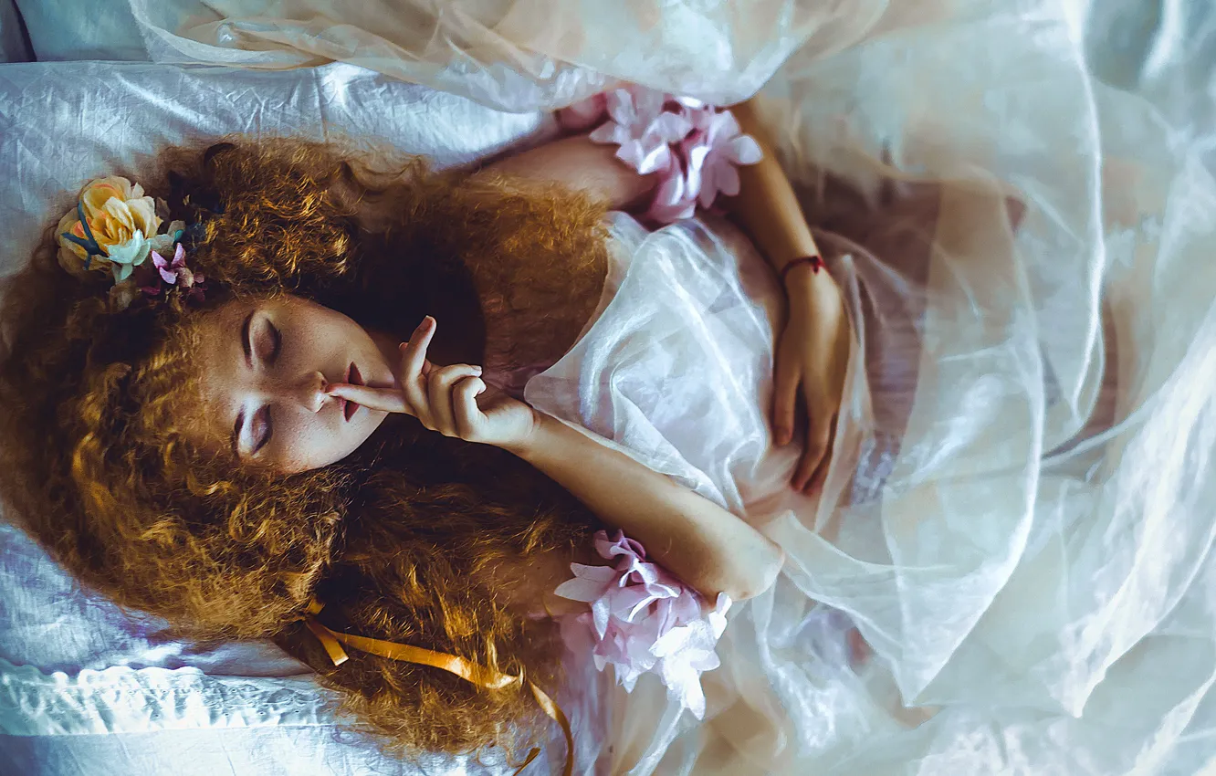 Фото обои девушка, цветы, волосы, рыжая, кудри, жест, рыжеволосая, закрытые глаза, Руслан Болгов