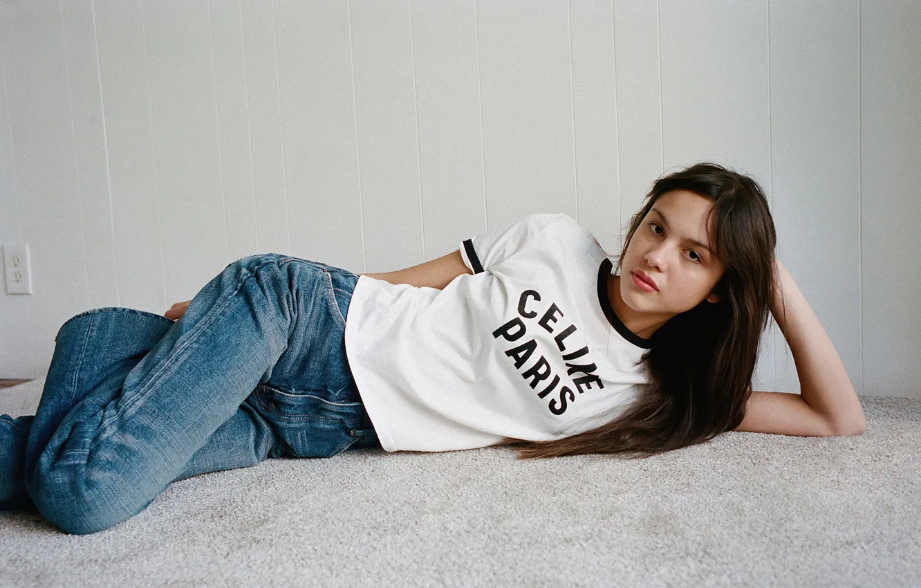 Фото обои взгляд, девушка, комната, джинсы, на полу, Olivia Rodrigo. 