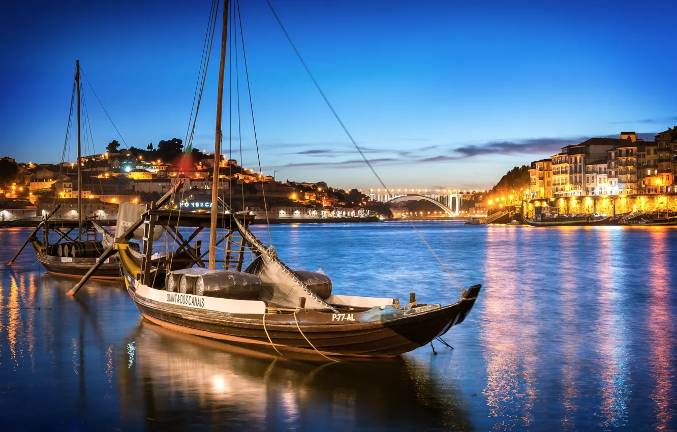 Фото обои город, река, лодки, вечер, освещение, Португалия, гавань, Порту
