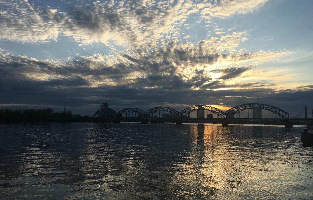 Фото обои небо, облака, пейзаж, закат, мост, отражение, река