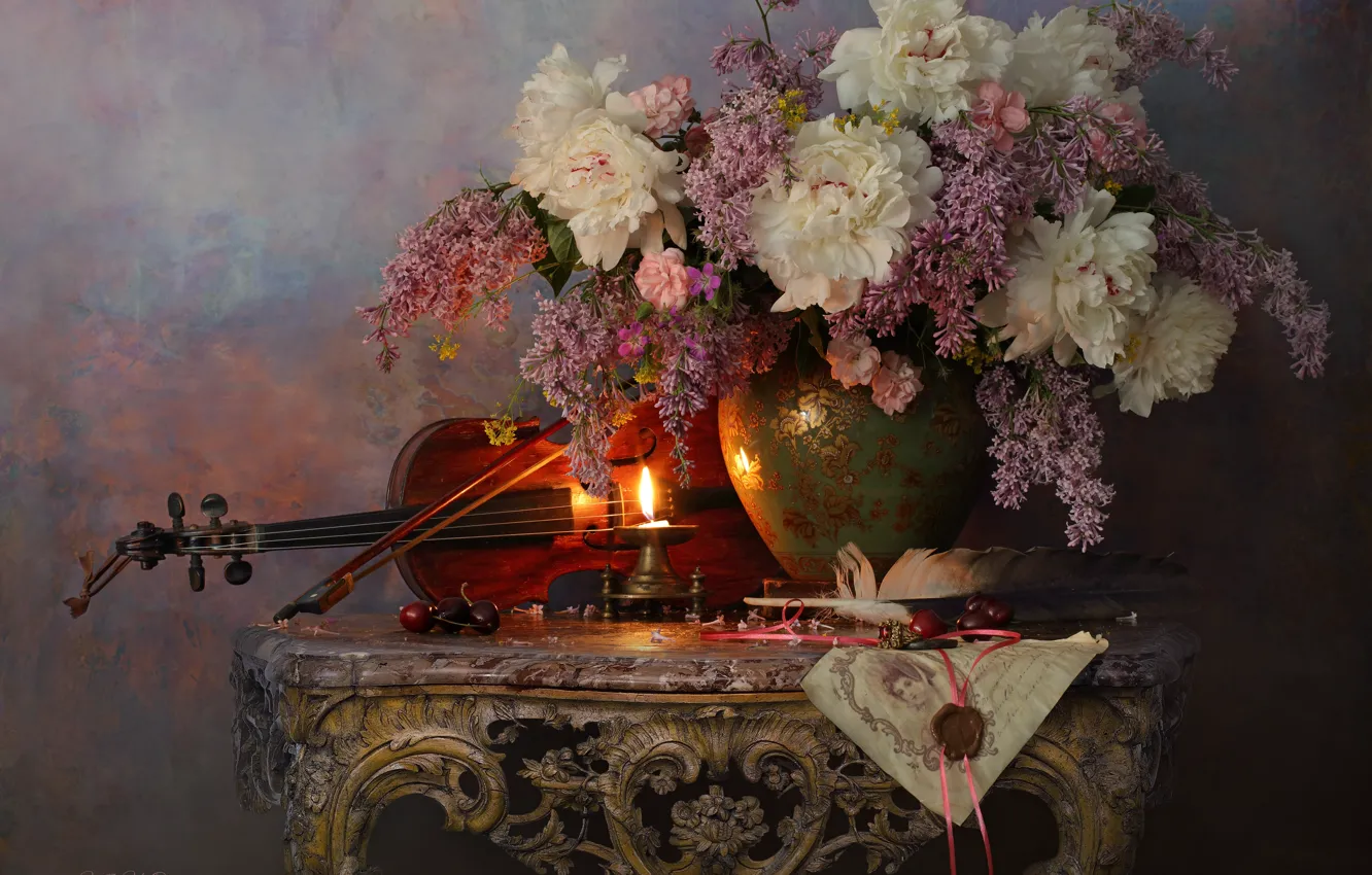 Фото обои цветы, ветки, ягоды, перо, скрипка, свеча, ваза, натюрморт, столик, черешня, сирень, пионы, Андрей Морозов