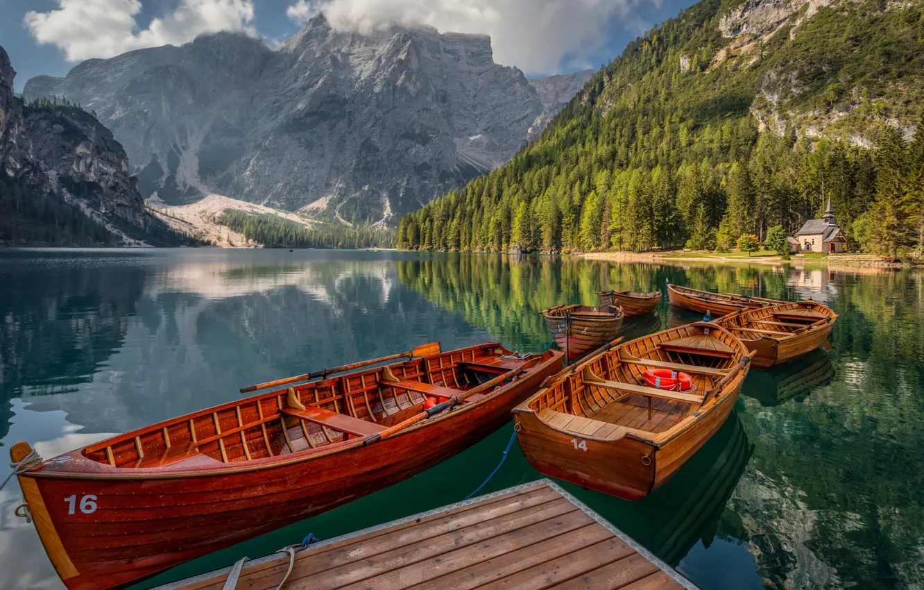 Фото обои горы, озеро, лодки, Италия, Italy, Доломитовые Альпы, Южный Тироль, South Tyrol, Dolomites, Lake Braies, Lago …