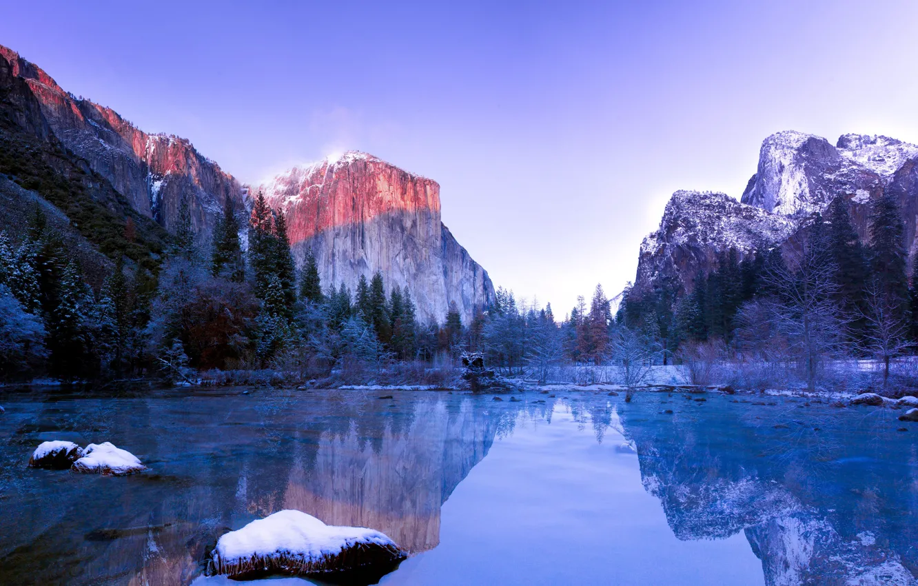 Фото обои зима, облака, снег, деревья, пейзаж, горы, природа, озеро, отражение, камни, утро, США, Йосемити, леса, заповедник, …