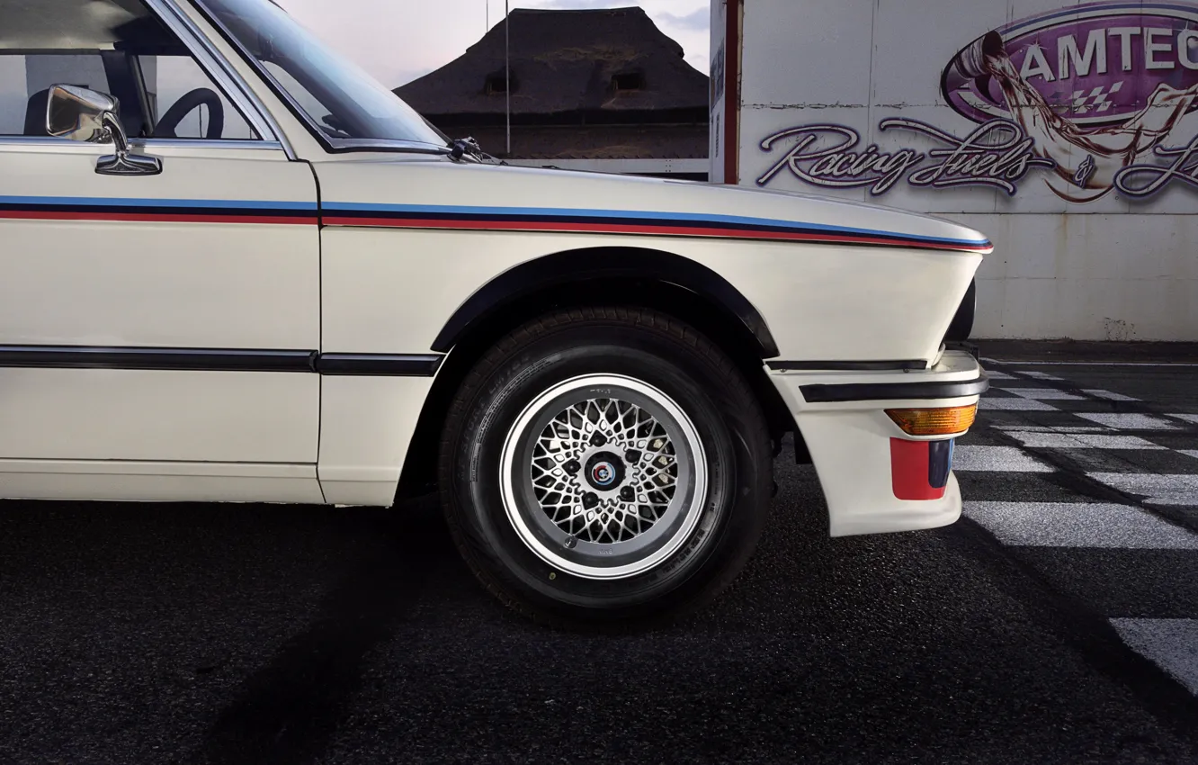 Фото обои BMW, седан, сбоку, бампер, 1976, четырёхдверный, 5-series, E12, 530 MLE