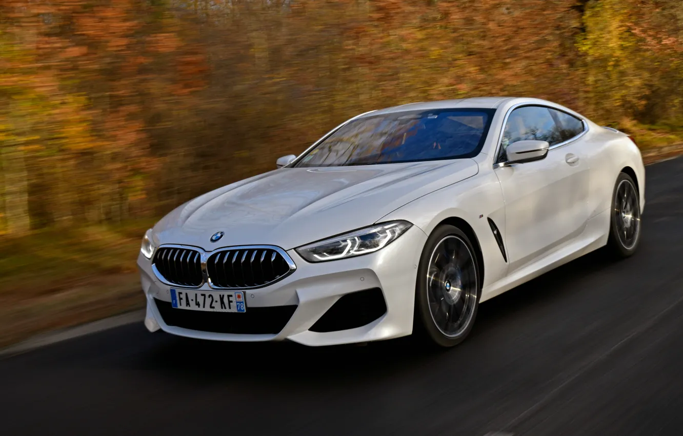 Фото обои белый, листва, купе, BMW, обочина, 2018, 8-Series, 8er, G15, 840d xDrive M Sport