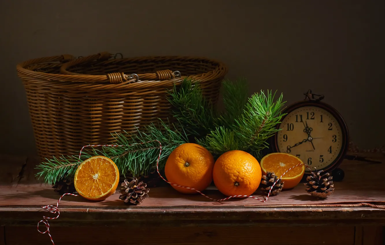 Фото обои праздник, корзина, часы, новый год, ель, апельсины, ветка, будильник, натюрморт, хвоя, шишки