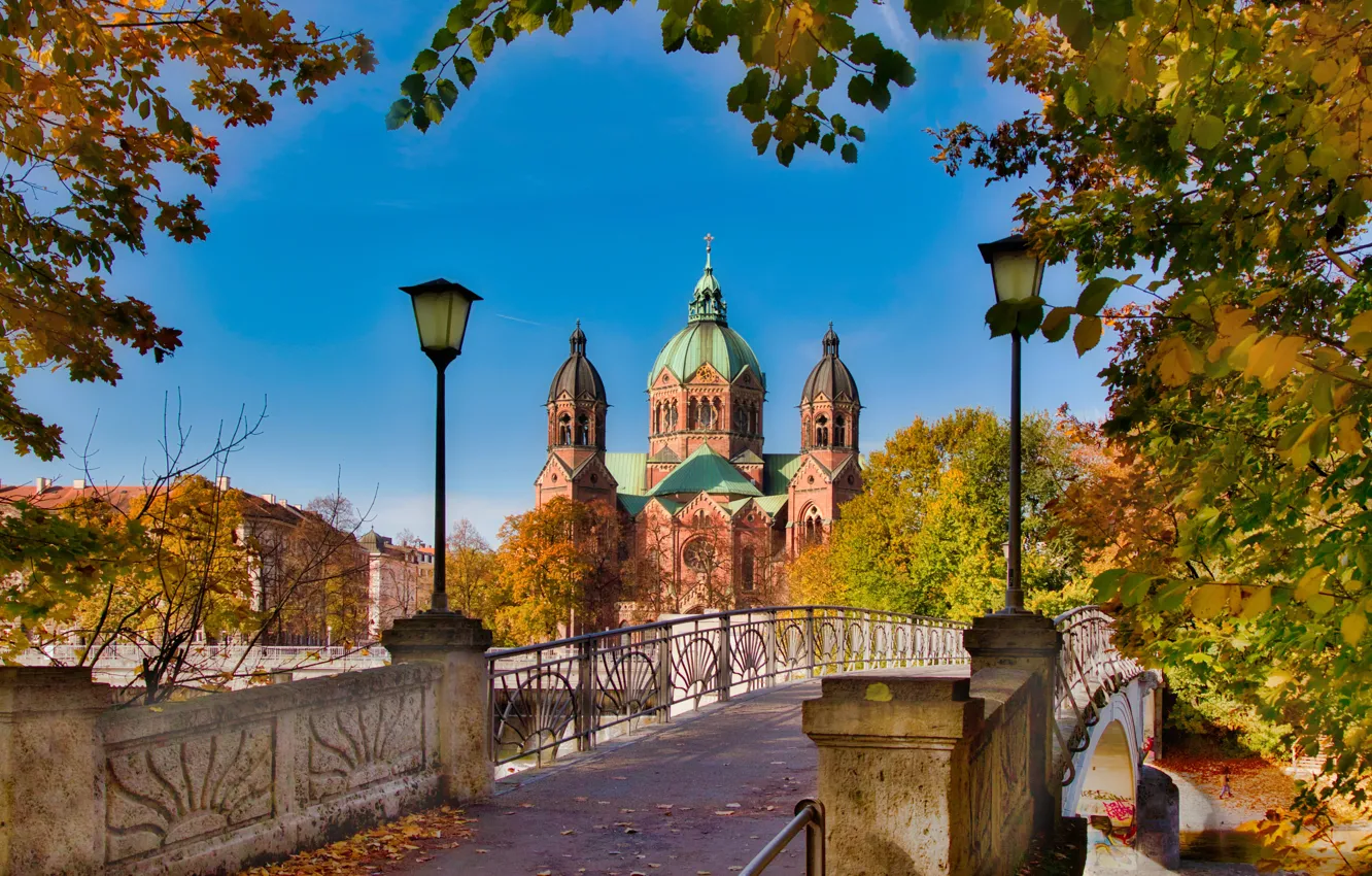 Фото обои осень, мост, природа, город, Германия, Мюнхен, фонари, церковь, храм, купола