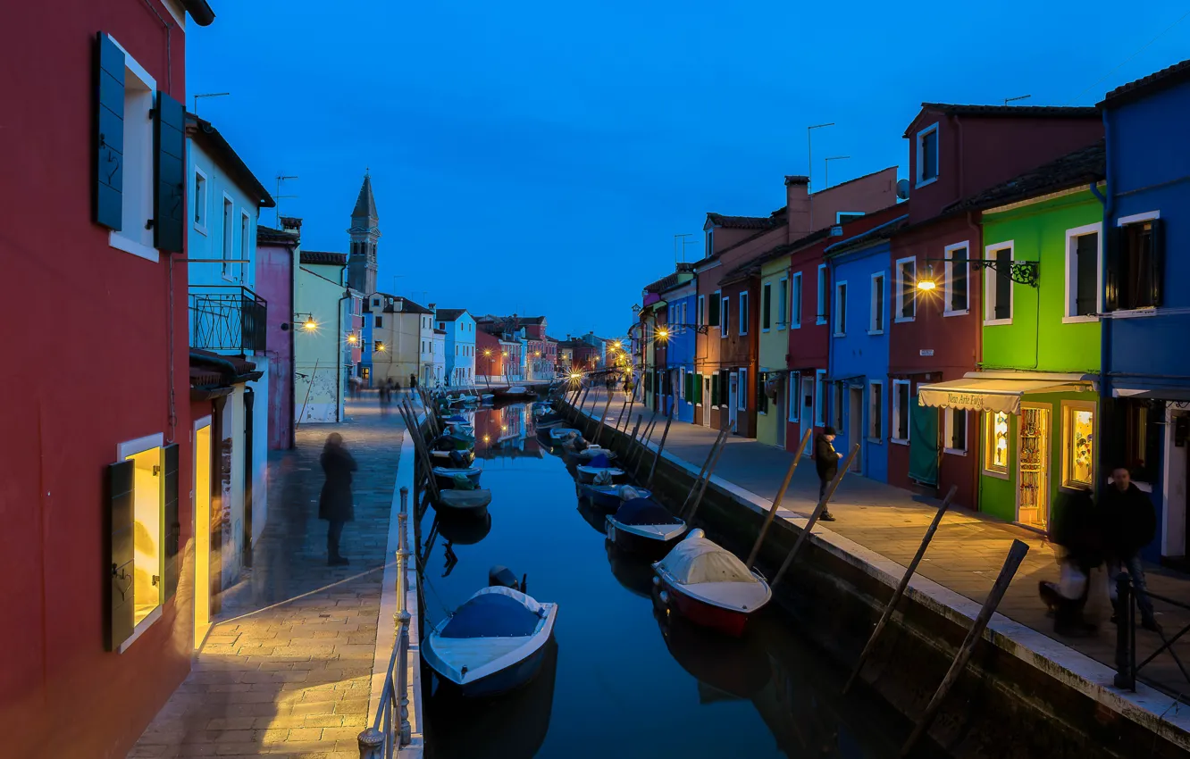 Фото обои город, дома, лодки, вечер, освещение, Италия, Венеция, канал, квартал, Бурано