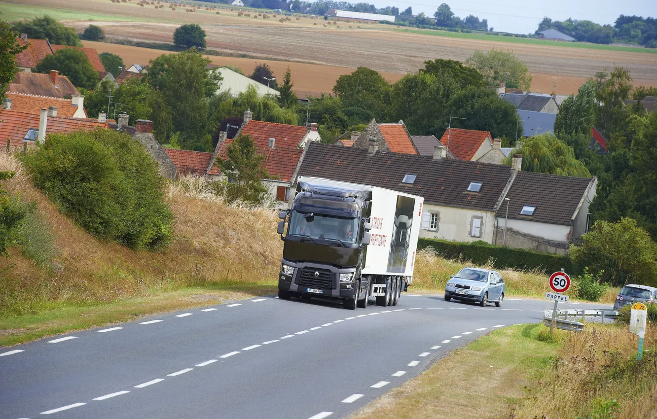 Фото обои дорога, дома, грузовик, Renault, поселение, седельный тягач, 4x2, полуприцеп, Renault Trucks, T-series