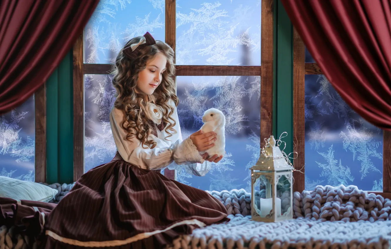Фото обои игрушка, кролик, окно, мороз, девочка, фонарь, плед, зайка, бантик, локоны, на подоконнике, Диана Липкина