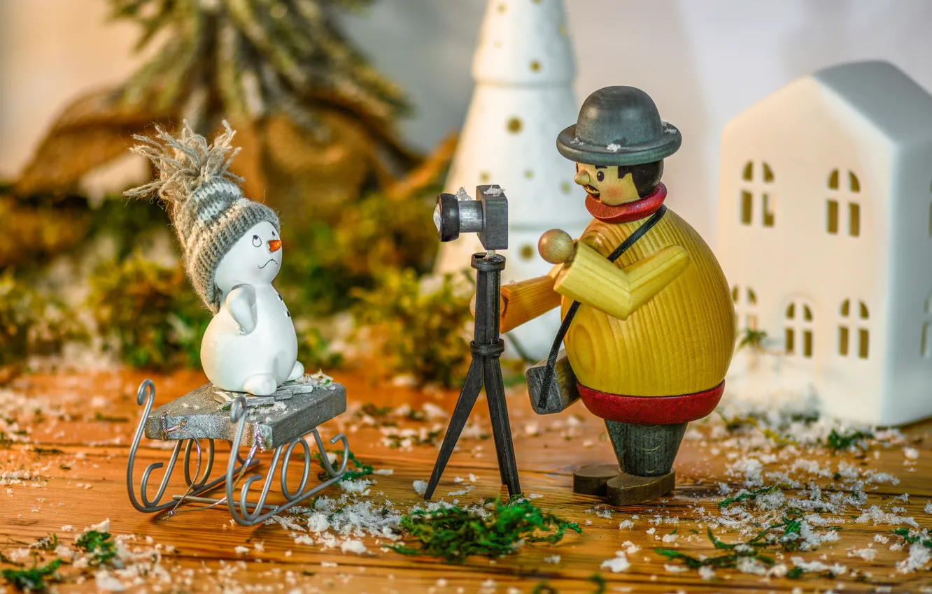 Фото обои праздник, игрушки, Рождество, фотоаппарат, фотограф, Новый год, снеговик, сани, фигурки, композиция