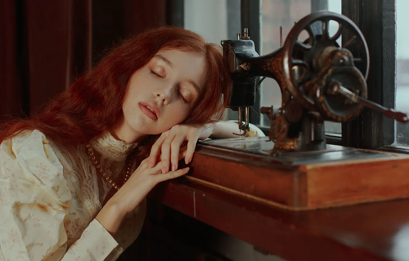 Фото обои девушка, лицо, руки, рыжая, рыжеволосая, закрытые глаза, спящая, швейная машинка, Marie Dashkova