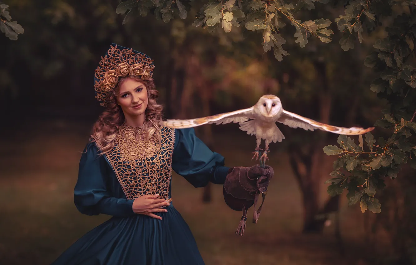 Фото обои девушка, ветки, стиль, сова, птица, платье, локоны, сипуха, кокошник, Monika Lisowska