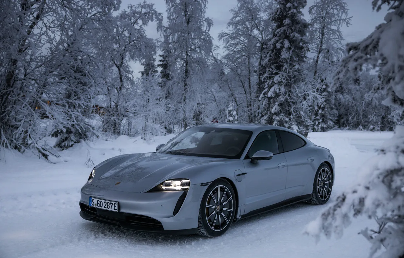 Фото обои зима, дорога, снег, деревья, серый, Porsche, 2020, Taycan, Taycan 4S