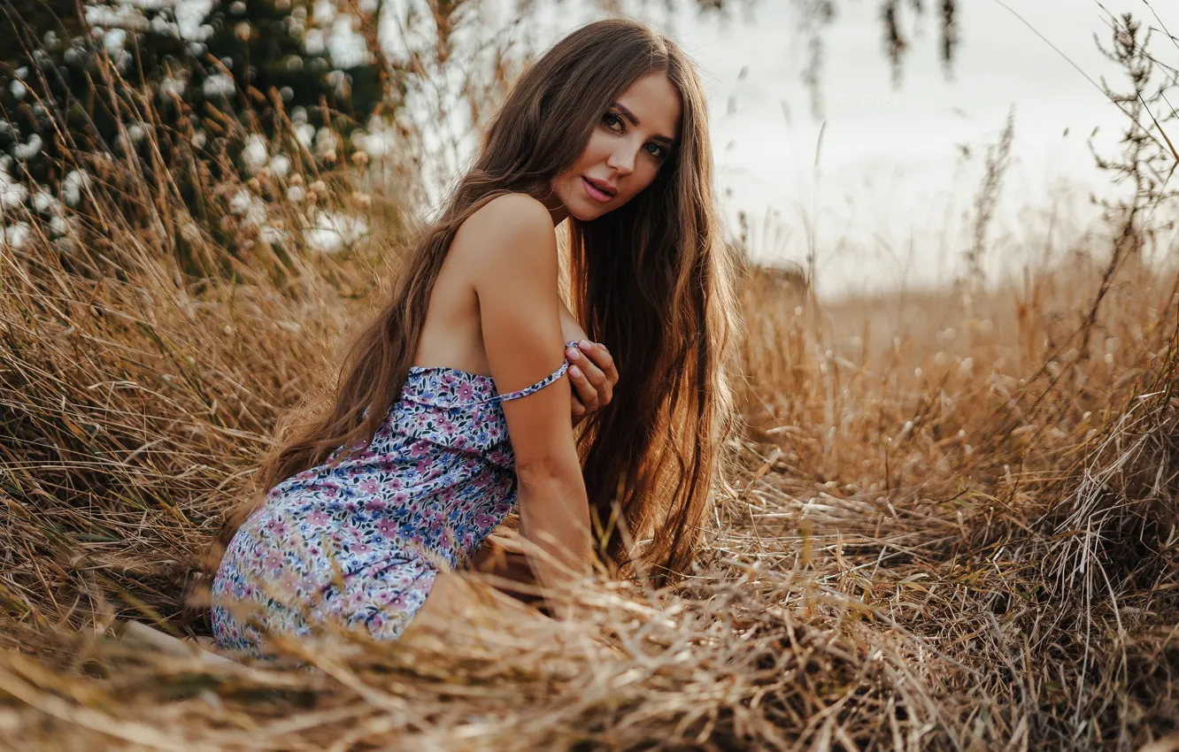 Фото обои трава, взгляд, девушка, поза, длинные волосы, Артём Соловьёв, ARTEM SOLOVЬEV