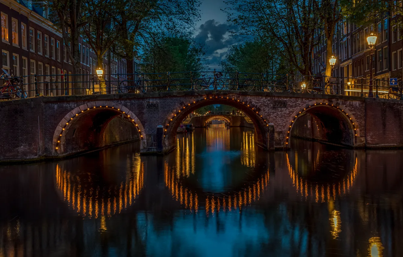 Фото обои деревья, мост, здания, дома, Амстердам, фонари, канал, Нидерланды, ночной город, Amsterdam, велосипеды, иллюминация, Netherlands, Канал …