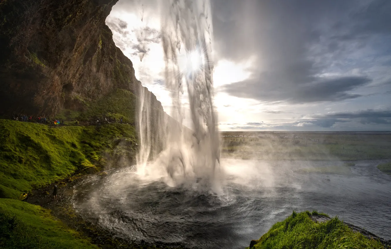 Фото обои горы, водопад, поток, Исландия, туристы. 
