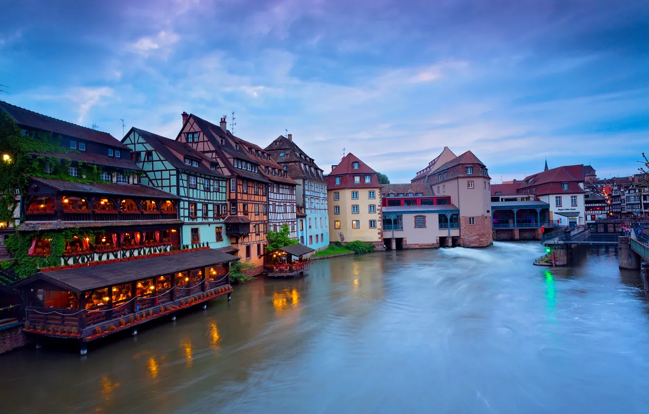 Фото обои город, река, Франция, здания, дома, освещение, сумерки, Страсбург, коммуна