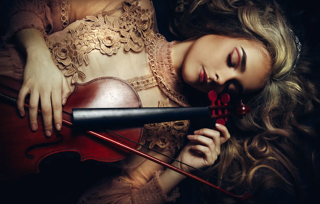 Фото обои девушка, лицо, настроение, скрипка, руки, макияж, смычок, закрытые глаза, Руслан Болгов