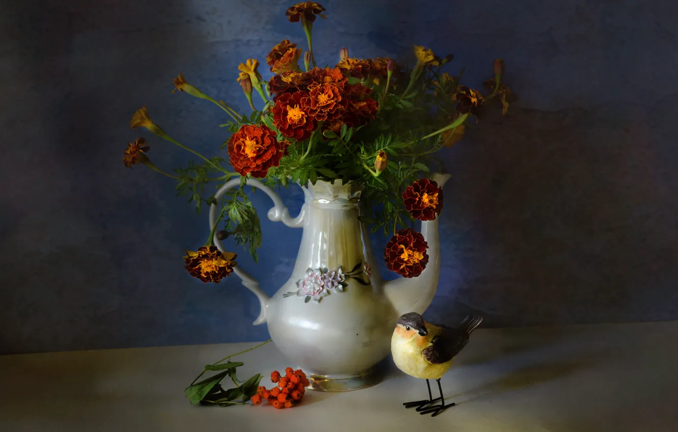 Фото обои цветы, стол, букет, ваза, статуэтка, птичка, натюрморт, предметы, бархотцы