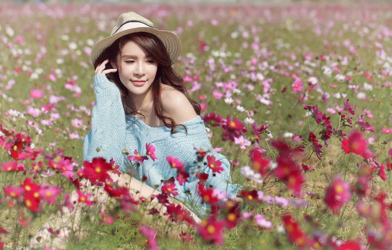 Фото обои поле, девушка, цветы, азиатка, боке, космея