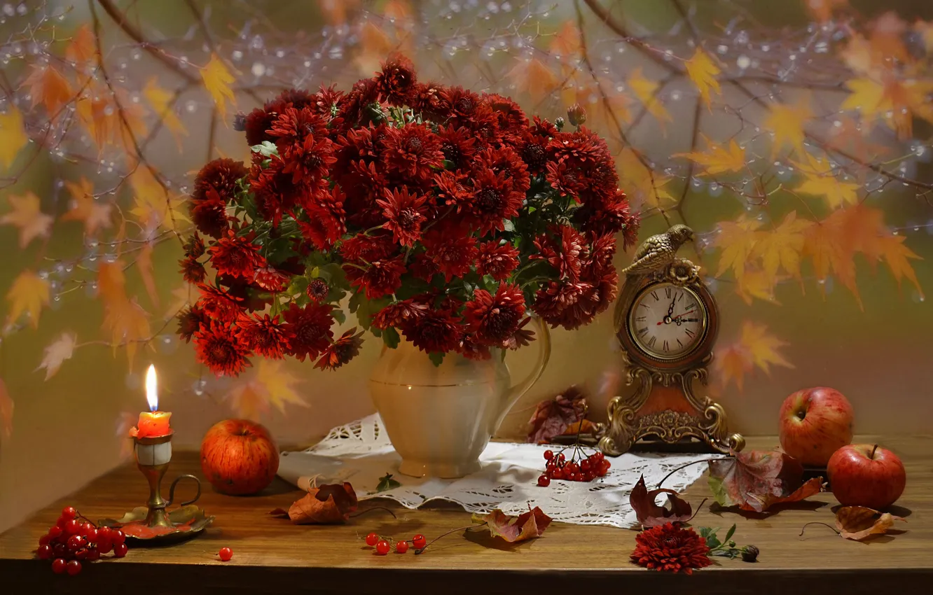 Фото обои осень, листья, цветы, ягоды, яблоки, часы, свеча, кувшин, натюрморт, хризантемы, салфетка, калина, Валентина Колова