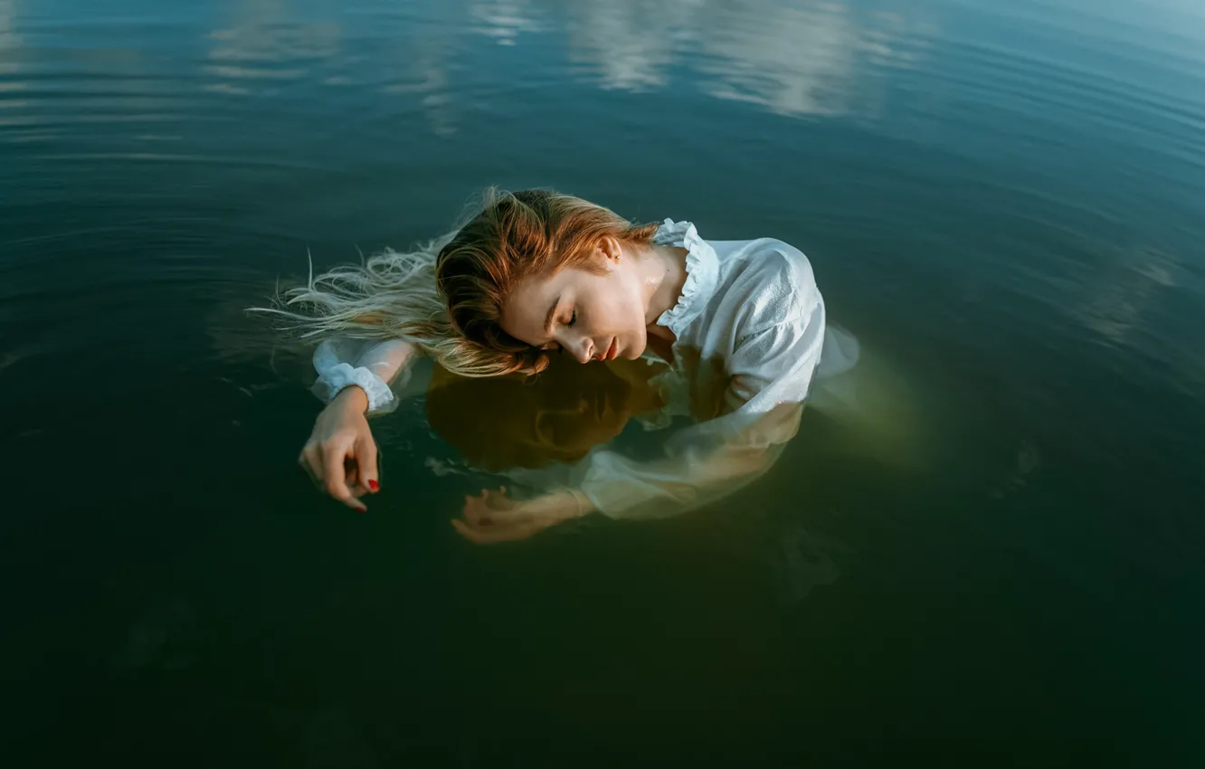 Фото обои вода, девушка, поза, руки, закрытые глаза