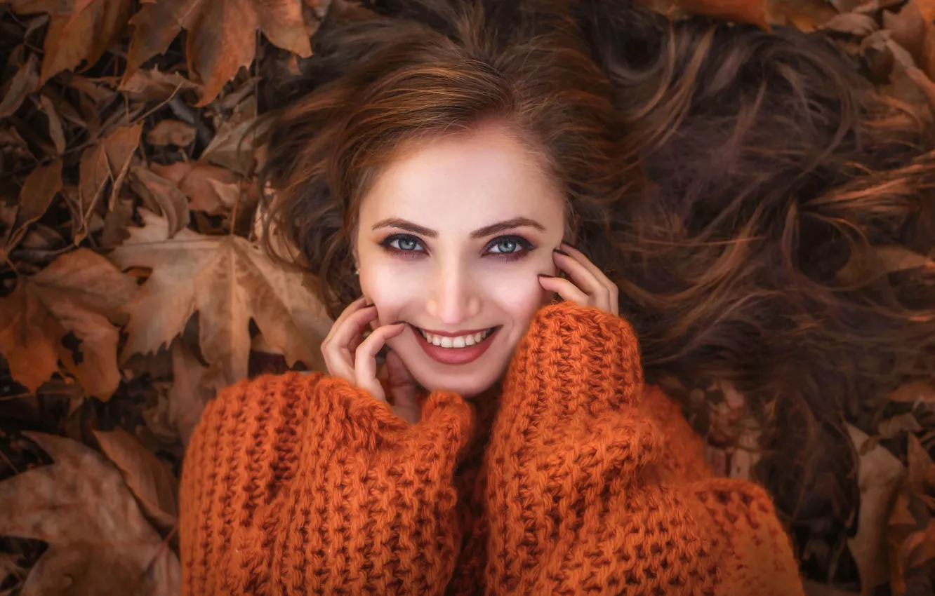 Фото обои осень, листья, улыбка, модель, Девушка, лежит, Илона Баимова