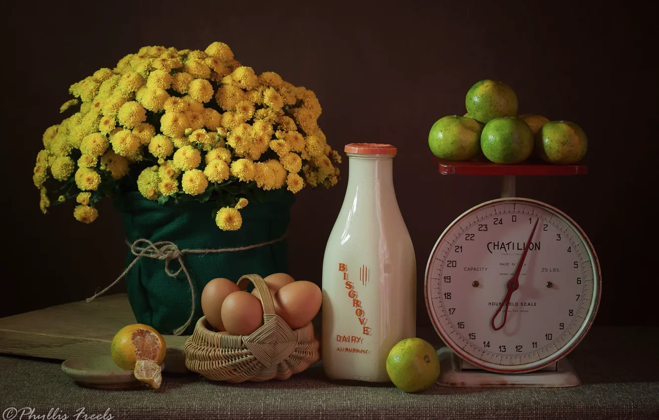 Фото обои цветы, яйца, молоко, натюрморт, корзинка, весы, хризантемы, жёлтые, бутылка молока, мадарины
