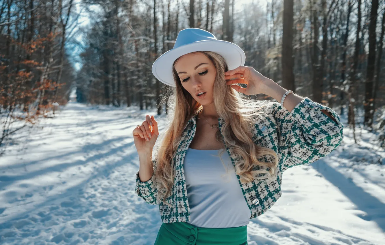 Фото обои зима, девушка, снег, природа, поза, шляпа, длинные волосы, Olya Alessandra, Andreas-Joachim Lins