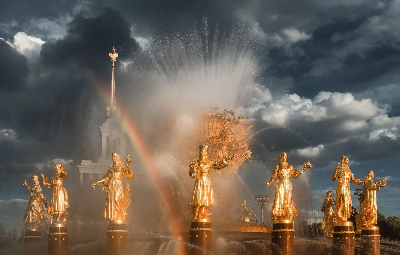 Фото обои небо, вода, тучи, город, радуга, Москва, фонтан, ВДНХ, фигуры, скульптуры, Анастасия Мазурева