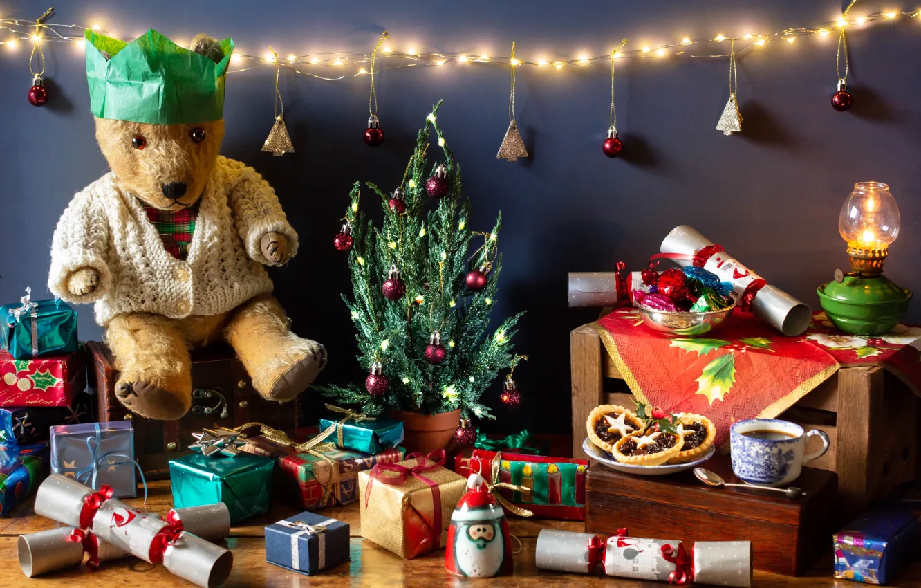 Фото обои украшения, лампа, кофе, Рождество, мишка, подарки, Новый год, медвежонок, пирожное, гирлянда, ёлочка, плюшевый медведь