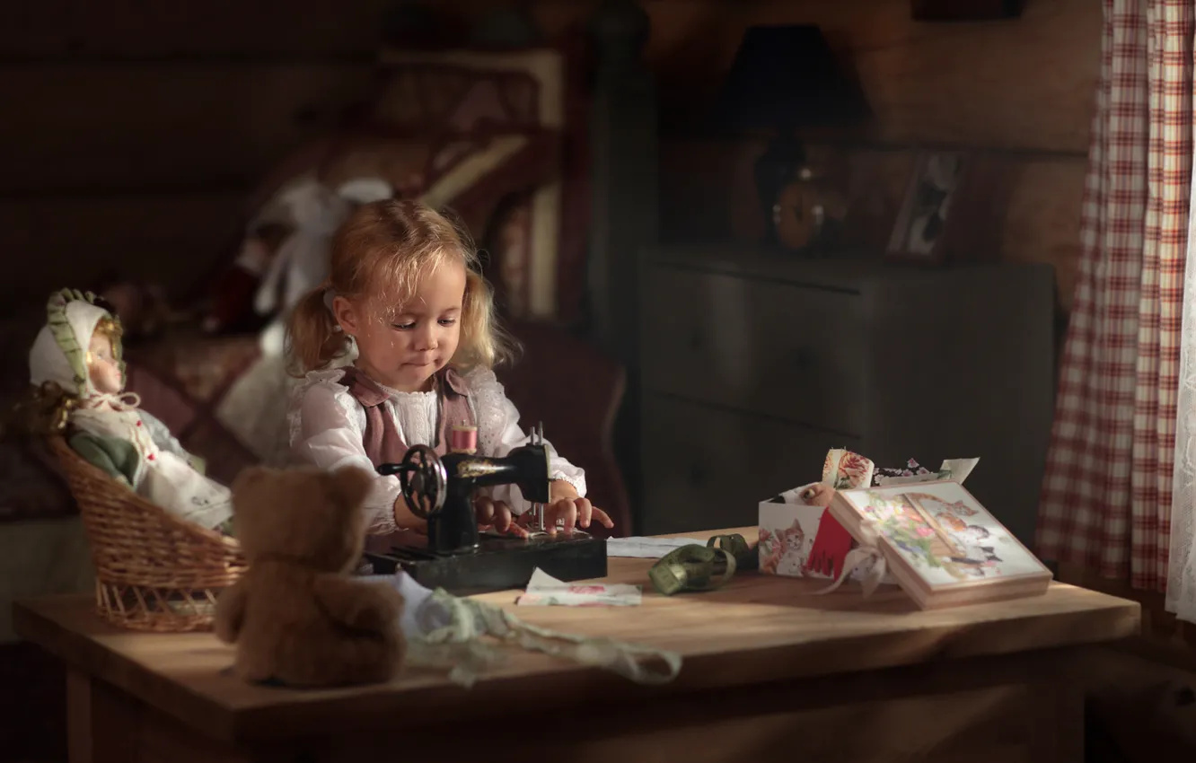 Фото обои кукла, мишка, девочка, швейная машинка, Вадим Морозов, портниха