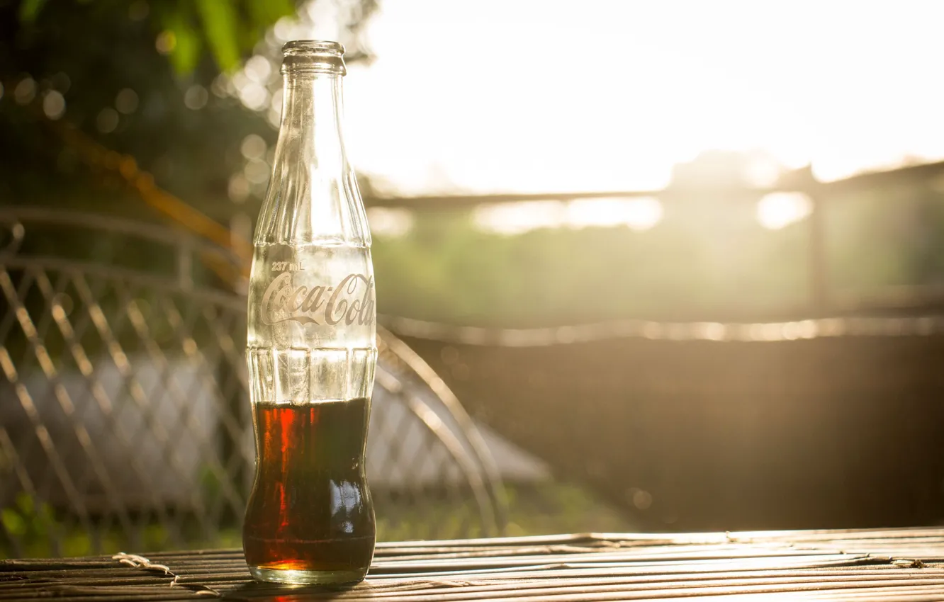 Фото обои стол, бутылка, coca cola