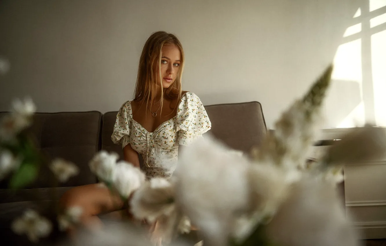 Фото обои взгляд, девушка, цветы, диван, платье, блондинка, Максим Густарев