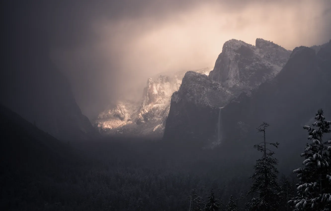 Фото обои небо, снег, деревья, горы, тучи, природа, скалы, USA, США, Yosemite National Park, национальный парк Йосемити