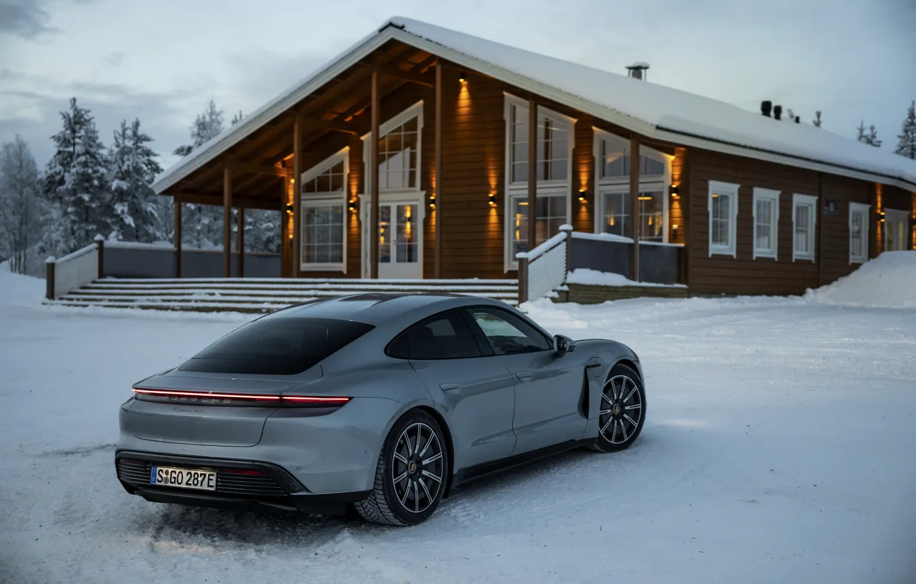 Фото обои снег, серый, Porsche, стоянка, строение, 2020, Taycan, Taycan 4S