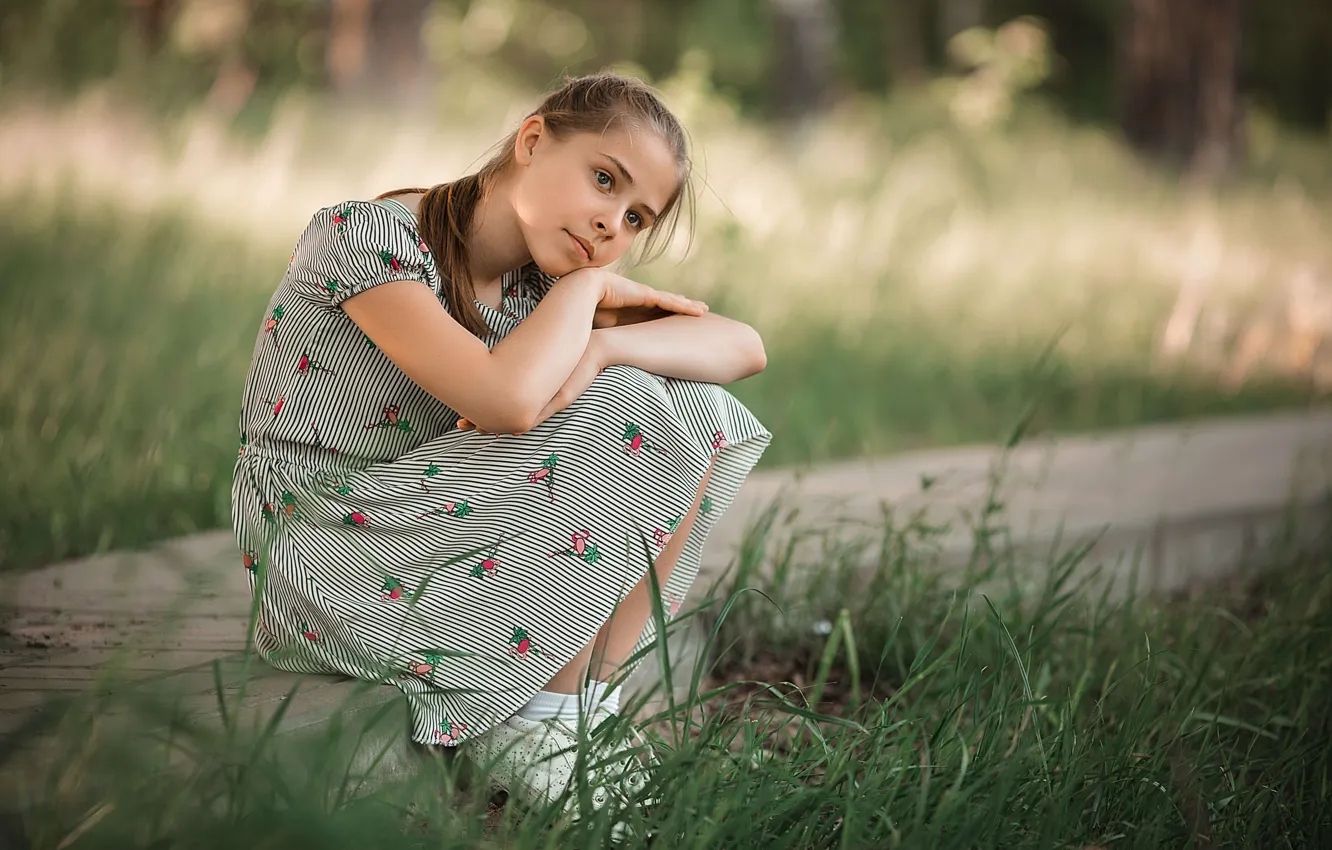 Девочка подросток в платье на природе