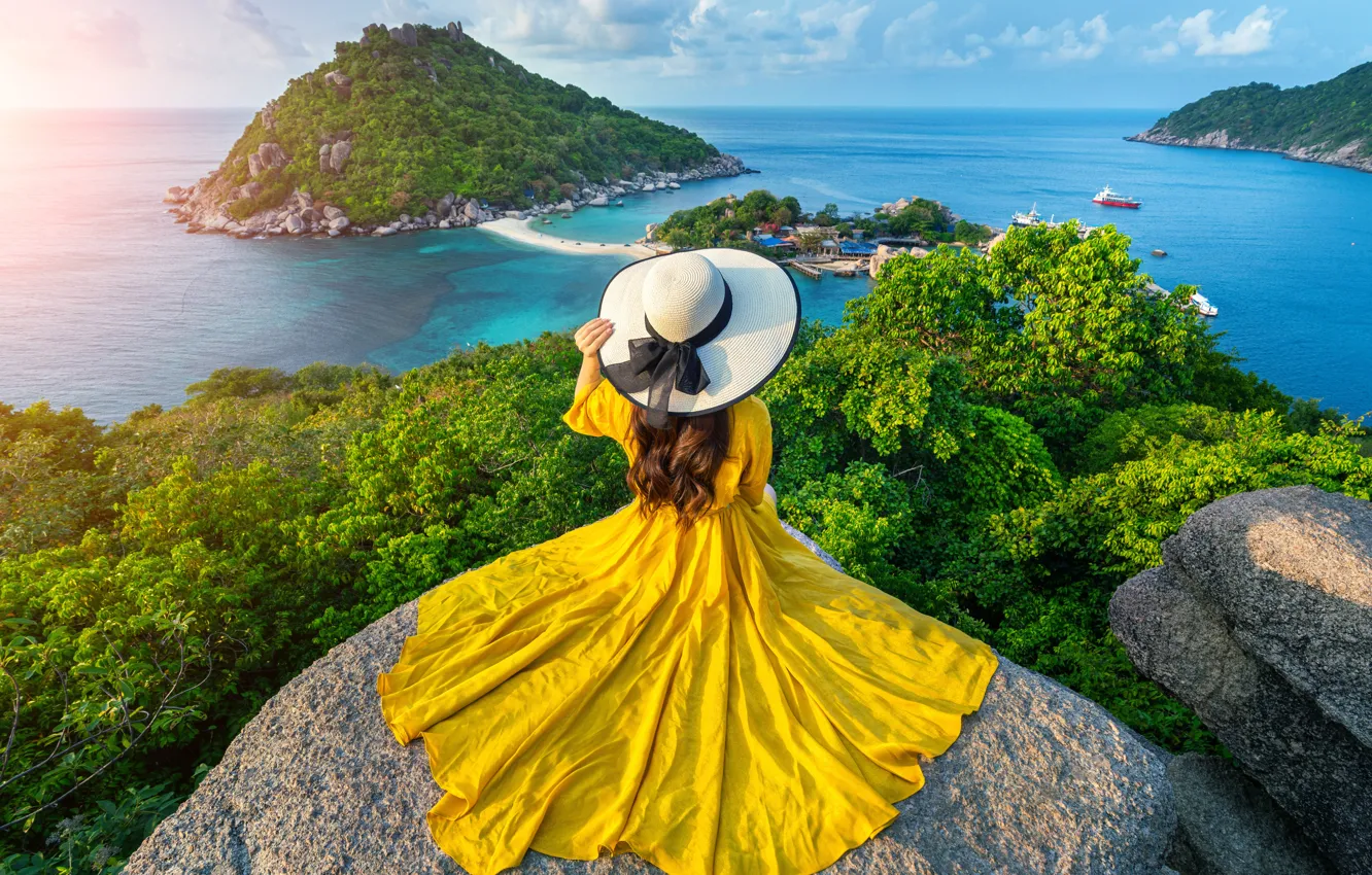 Фото обои море, девушка, пейзаж, камни, остров, шляпа, Тайланд, валуны, жёлтое платье