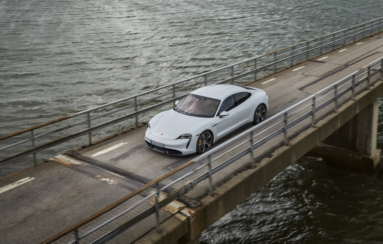 Фото обои вода, мост, движение, Porsche, Turbo S, 2020, Taycan