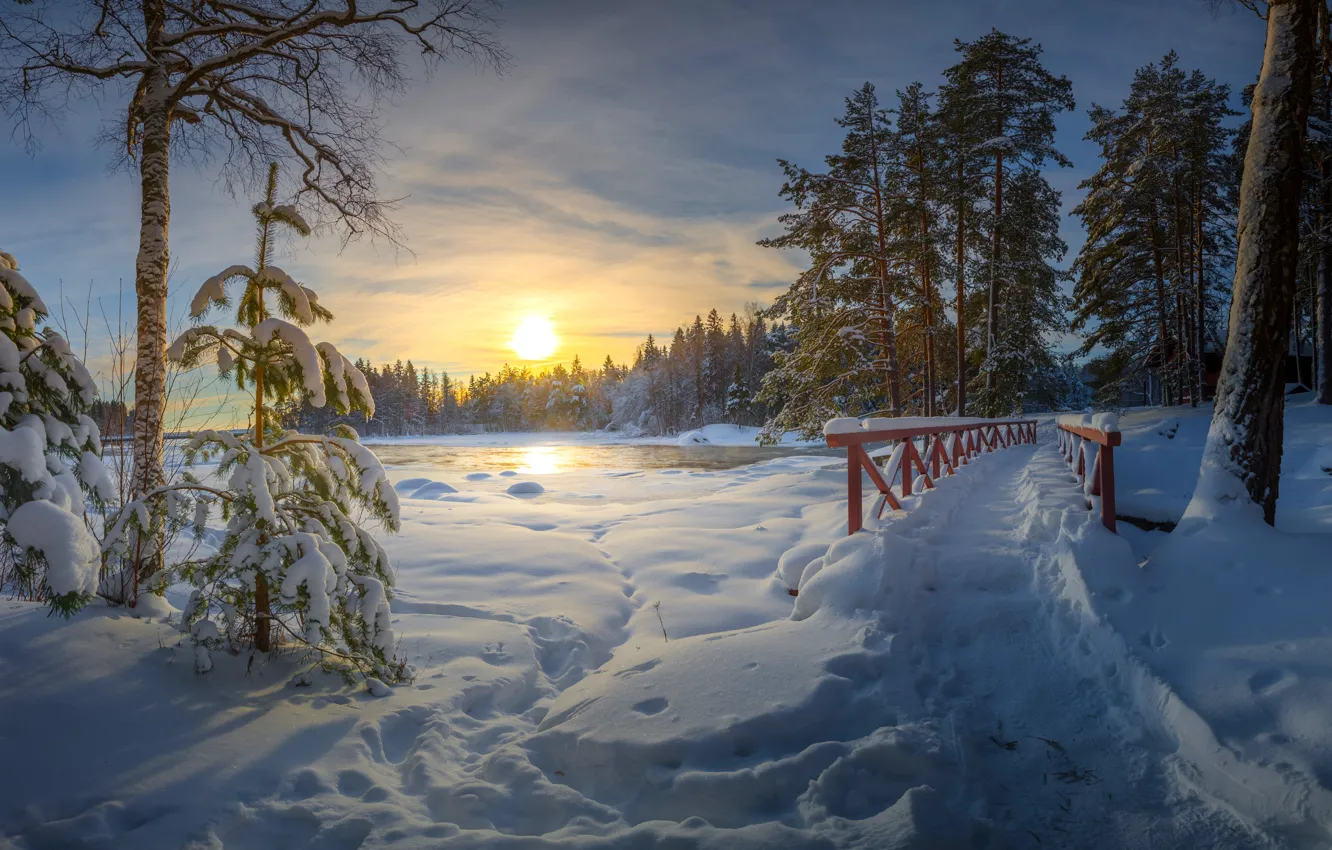 Фото обои зима, лес, снег, деревья, закат, следы, мост, река, сугробы, тропинка, Финляндия, Finland, Langinkoski, Котка, Kotka, …