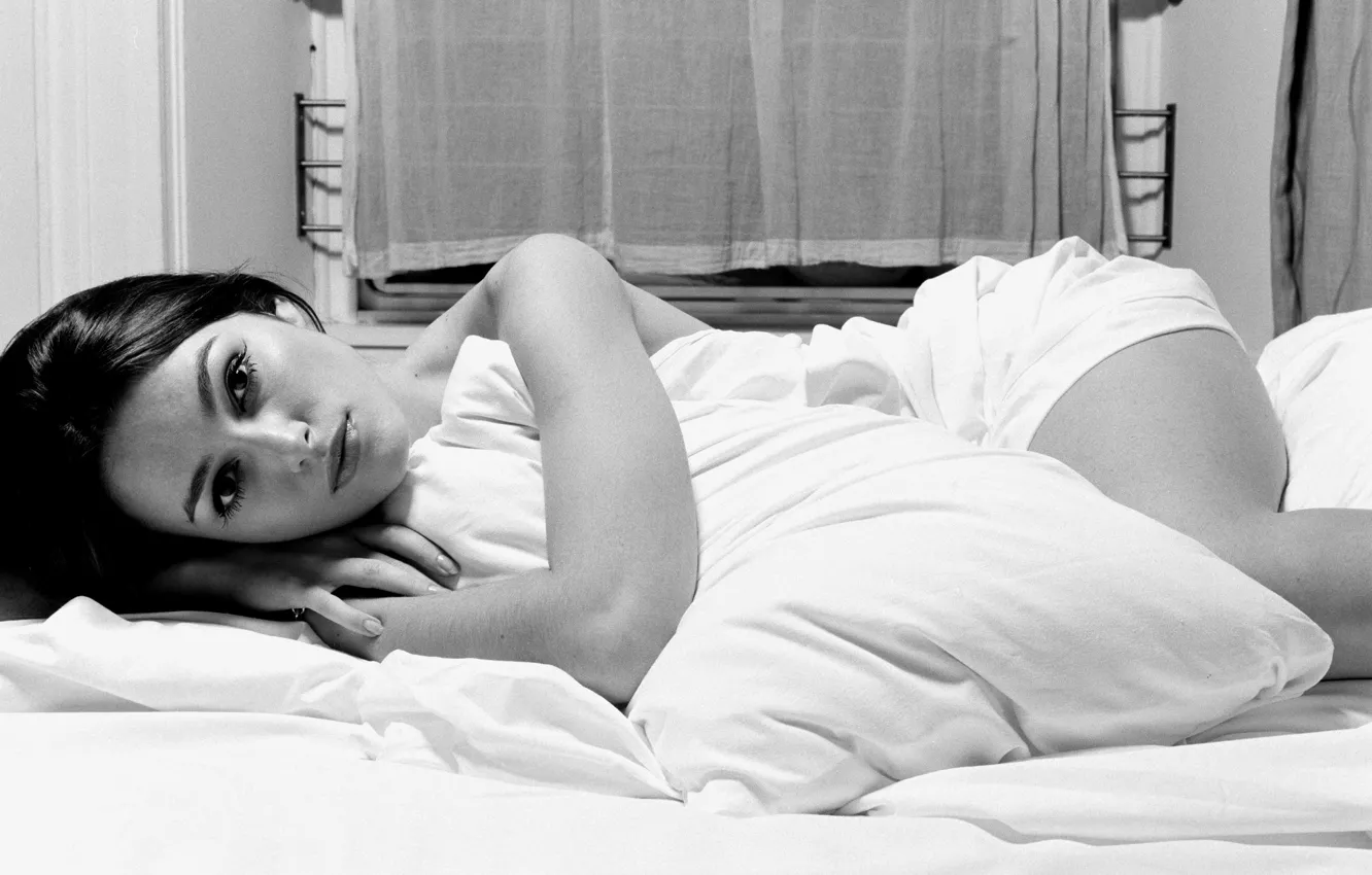 Фото обои взгляд, девушка, актриса, брюнетка, лежит, черно-белое, Кира Найтли, Keira Knightley, монохром, monochrome, black and white