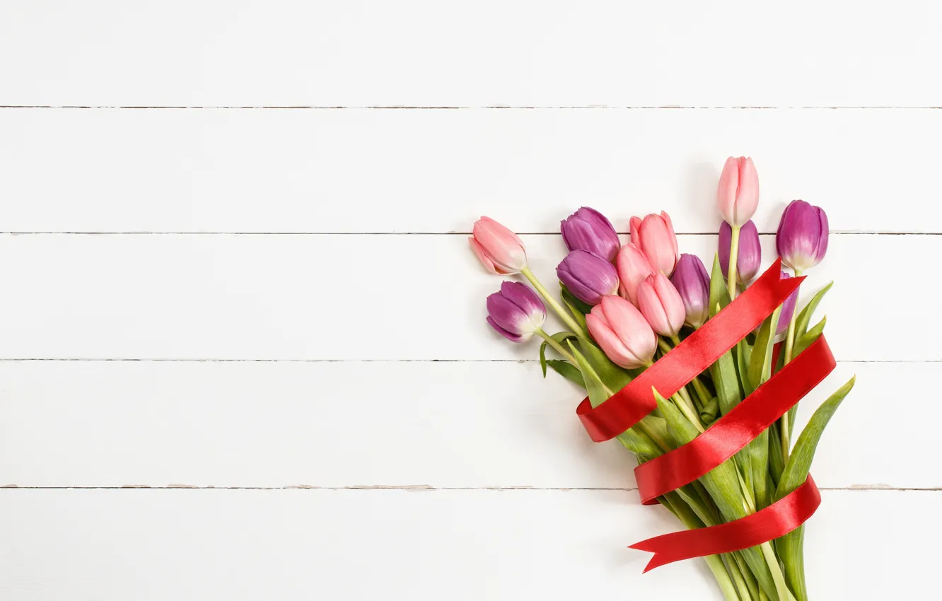 Фото обои цветы, букет, лента, тюльпаны, love, розовые, wood, pink, flowers, beautiful, romantic, tulips, spring, purple