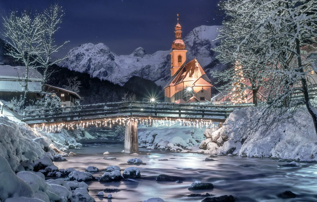 Фото обои зима, небо, снег, пейзаж, горы, ночь, природа, река, звёзды, Германия, освещение, Альпы, церковь, мостик, Berchtesgaden, …